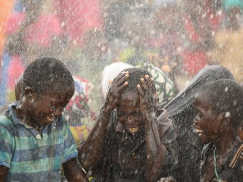 Explosion of joy of the children during the realization of the first borehole of Bassira