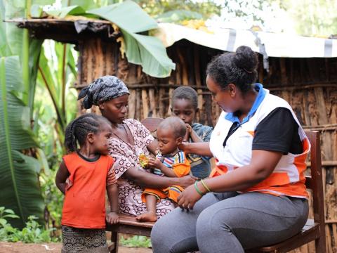 Mekdes assisiting children and their familiies at Gedeo-Guji IDP site.