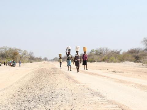 Women fetching water in dry angola