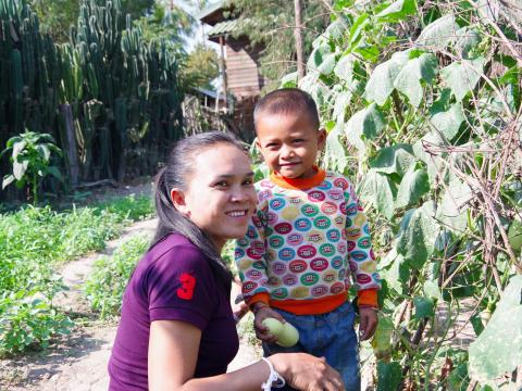 Lettuce, chilis, cucumbers, long beans, corns... Chansamone’s garden abounds of fresh and appetizing vegetables. A fence made of cactus protects the luxurious flora grown with natural, non-chemical fertilizers. A garden that will provide food for her and the 13 members of her household. However, it has not been the case in a recent past. For the 35 years-old single mother of a young boy, it has been very difficult to carry the load of the a household also including her parents, grand-parents, brothers and s