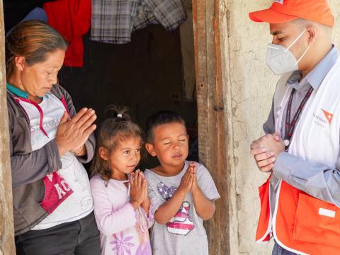 The role of faith leaders in the fight against COVID-19, world vision staff pray with beneficiaries in Honduras