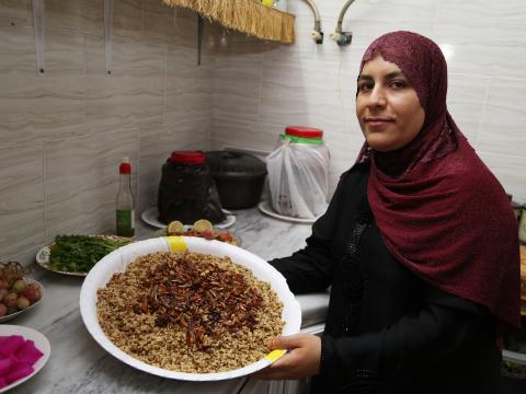 Bashaer shows us the Mujaddara done and ready to be served