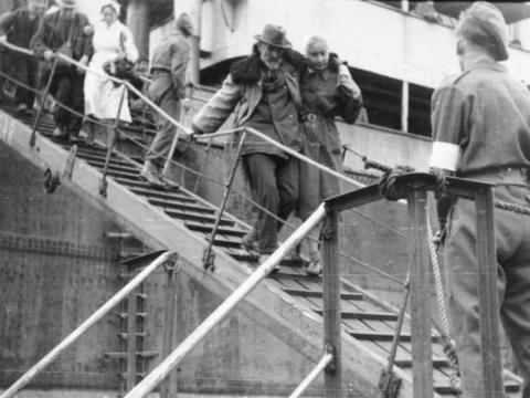 Refugees in World War 2 arrive on a ship