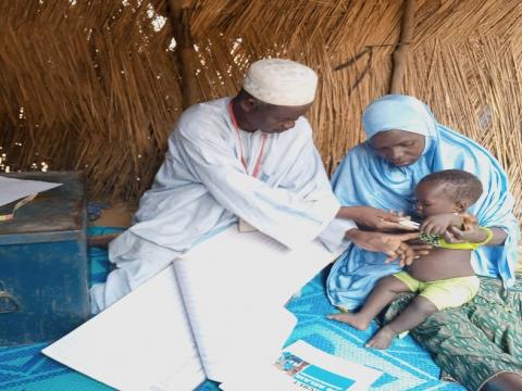 Hamadou treating a child 