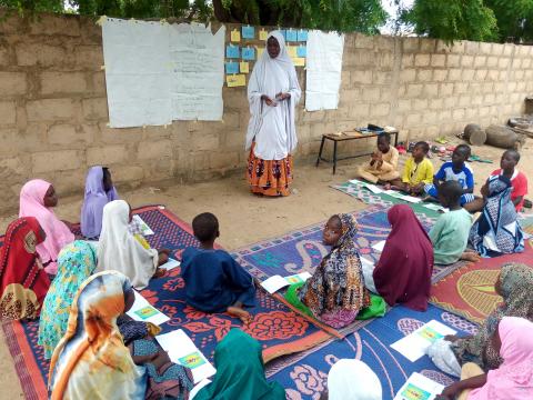 Kaltimou teaching in Inbelbelou reading camp