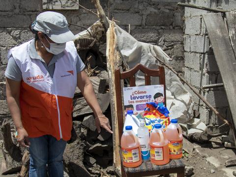 World Vision staff member in Ecuador teach vulnerable families how to protect themselves from COVID-19 through proper sanitation practices
