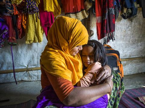 Rohingy mother holds daughter