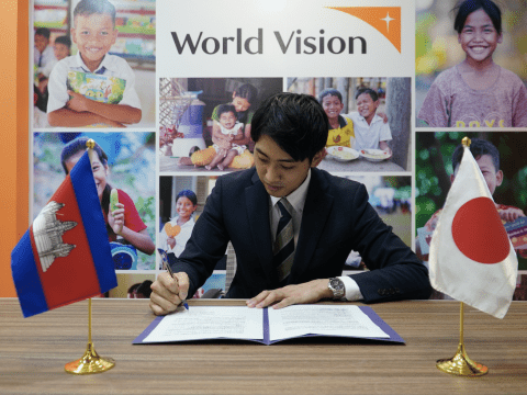 Euijin Lee from World Vision signed the agreement.
