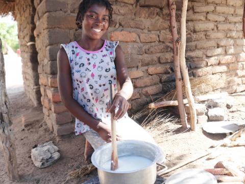 Joana is preparing porridge on cornflour basis