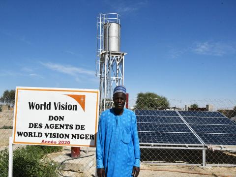 the chief of the village of Gueskerou in front of the water tank