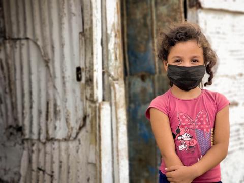 A Venezuela migrant child in Colombia wears a facemask.
