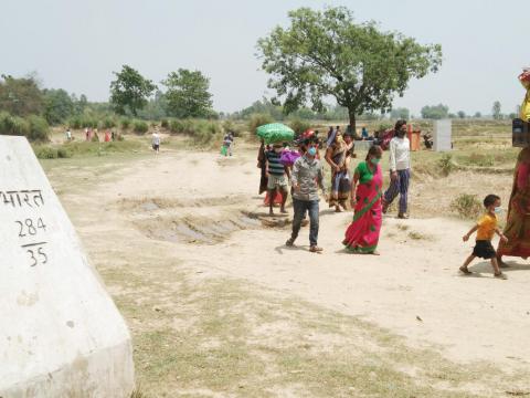 People crossing Nepal/India border