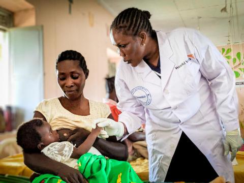 Someone giving breastfeeding advice to a South Sudanese mother