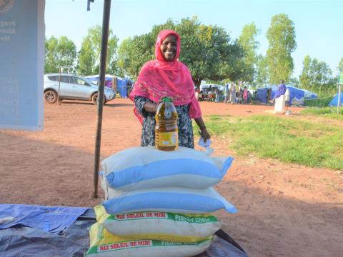 The insecurity has led hundreds of people to take refuge in the outskirts of Bamako (economic capital of Mali) where they most of the times face difficulties such as food insecurity as mother Adja Diallo learned us.