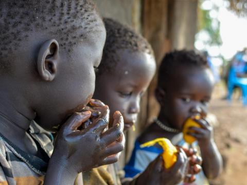 children eating mango