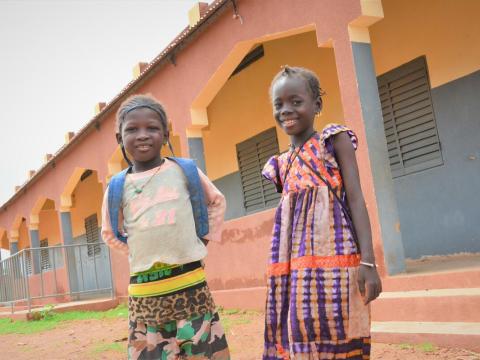 Children in Mali in front of their school
