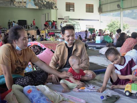 Leli with her parents and little brother, Daniel (1-year-old), Jinha and Janio (45 years old) are sitting in their rest camp. Photo: Anita Marques/World Vision. 07 April 2021.