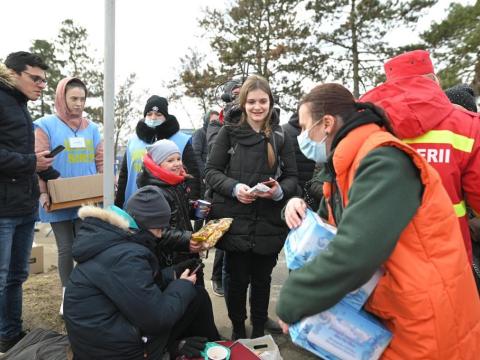 Ukrainian children and families gather at the Romanian border.