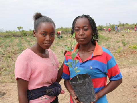 Julieta and her sister - Angola