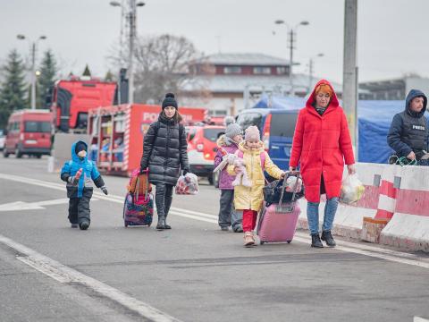 Families fleeing Ukraine to Romania