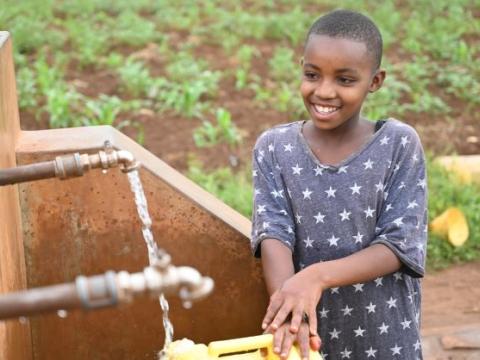 Clarisse collecting water