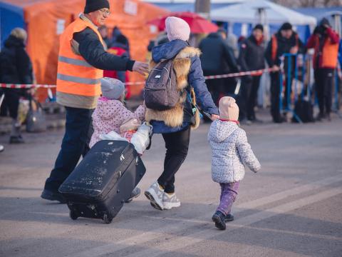 mother and children flee ukraine