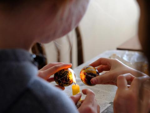 Refugees from Ukraine prepare traditional Easter eggs