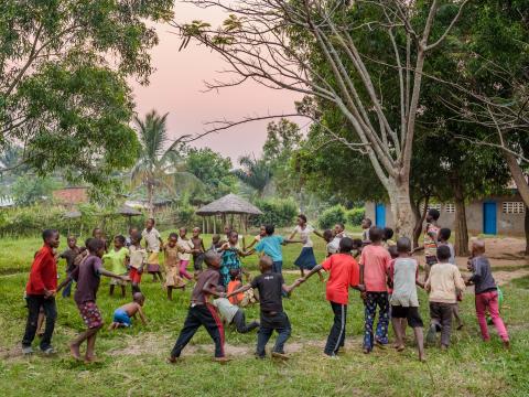 Des enfants jouant aux jeux communautaires à Tubuluku au Kasai