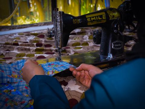 Mays while sewing in her home. Aveen Hussein Ali, © World Vision 2022.