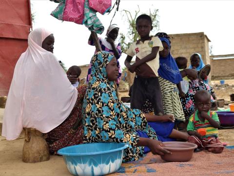 La ville de Seytenga, près de la frontière avec le Niger, accueillait plus de 12 000 personnes déplacées lorsqu'elle a été attaquée le 11 juin, faisant des dizaines de morts. Dans les heures et les jours qui ont suivi, plus de 30 000 personnes ont fui Seytenga et sont arrivées à Dori, une ville dont la taille avait déjà triplé depuis le début de la crise.