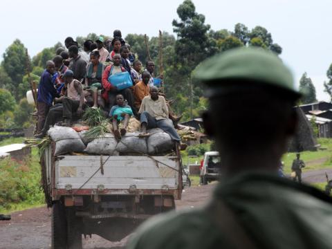 Refugees and military on road to Goma
