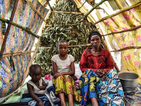 Tumaini avec sa mère et son petit frère