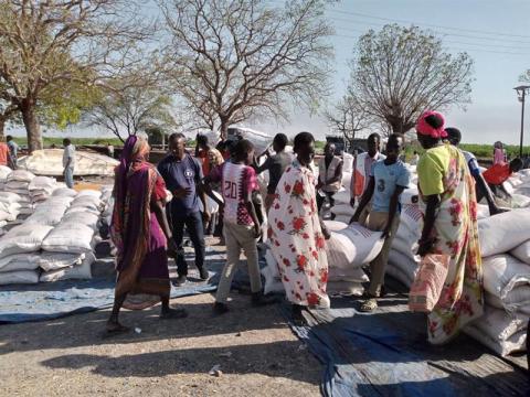 Food distribution in Kodok camp