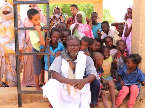 Ismael Ould Messaoud, gérant du château d’eau de Lemtouweighe à Guérou, avec des enfants du quartier.