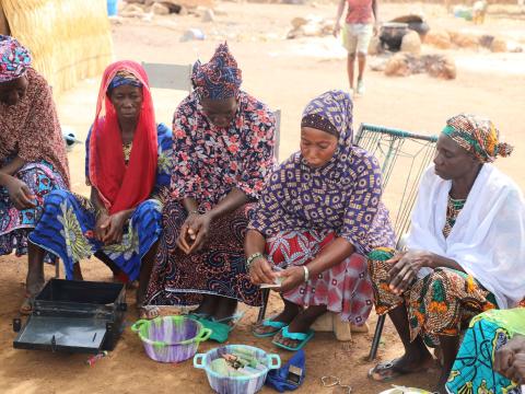  favoriser l’inclusion financière et sociale des communautés par l’accès au micro-crédit et la pratique des activités génératrices de revenus 