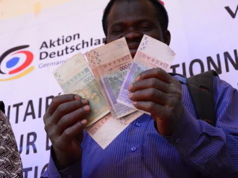 cash distribution in Mali recipient holding cash