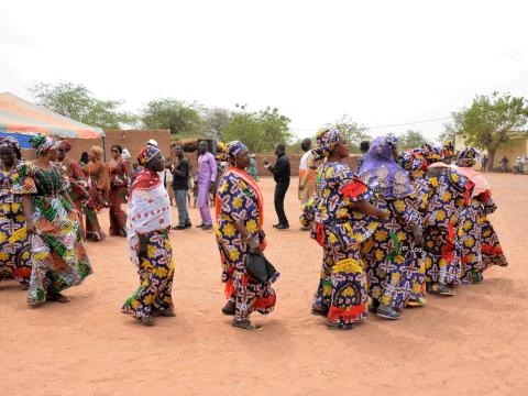 C'est dans l'espace public de la jeunesse de Soufouroulaye bien aménagé et rempli d'une grande foule multiculturelle que nous avons célébré la femme, la cohésion sociale, l'acceptation et la convivialité, 