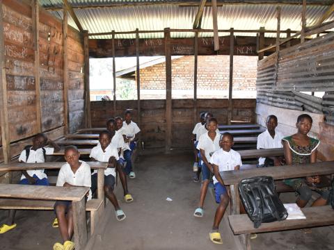 Élèves dans une salle de classe presque vide à l'école primaire de Kanyunyi, à Kalehe.