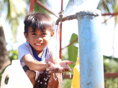 child asia tap water running