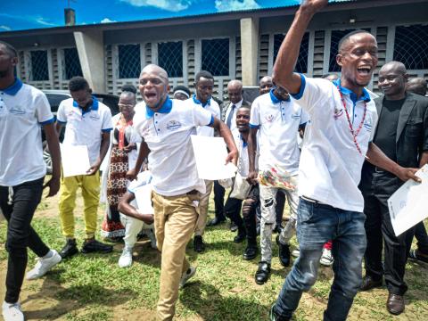 Des jeunes lauréats heureux d'avoir fini la formation et obtenu leurs certificats