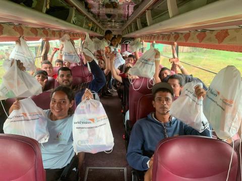 World Vision está entregando alimentos no perecibles y artículos de higiene a migrantes que cruzan el Darién
