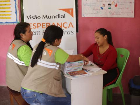 "World Vision collaborates with volunteer mothers, fathers, and caregivers who support the learning process of migrant children in their new host country."World Vision colabora con madres, padres y cuidadores voluntarios que brindan apoyo en la adaptación de los niños migrantes a su nuevo país de residencia