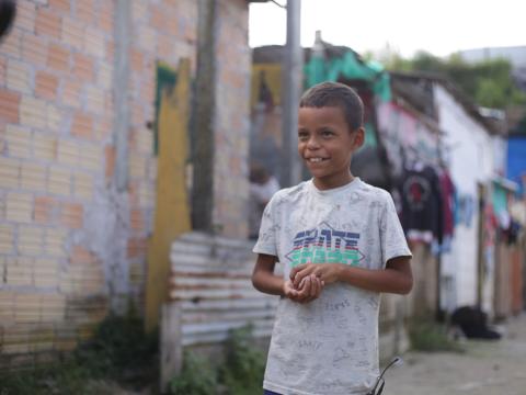 Ángel es un niño venezolano que llegó a Brasil hace 5 meses. Ahora participa en los espacios amigables de la niñez migrante y aprende sobre nutrición.