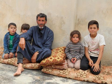 World Vision Syria Response Partner, ULUSLARARASI INSANI YARDIMLAŞMA DERNEĞI Abu Hashim with his grandchildren.