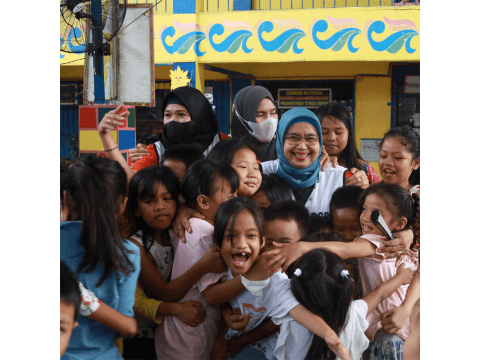 WV staff surrounded by children in Philippines 