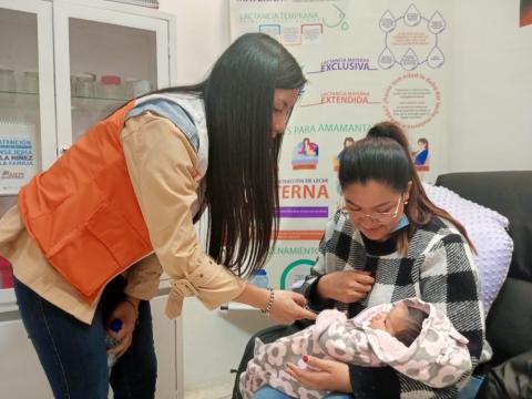 Empoderando a madres y cuidadores en Suesca, Colombia con educación esencial sobre la lactancia materna.
