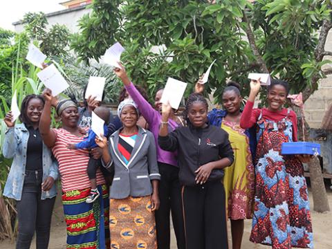 O Projecto Integrado de Cabinda é implementado pela World Vision Angola, e está contribuindo para reduzir a vulnerabilidade social de muitas famílias, fortalecendo a liderança feminina para que elas, empoderadas, cooperem para o bem-estar de suas famílias e o desenvolvimento de suas comunidades, através das caixas comunitárias.