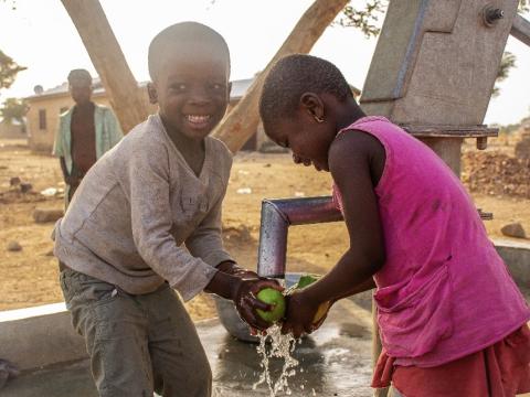Children washing fruits
