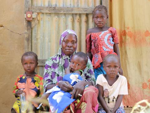 That's why World Vision Int. Mali, in partnership with the World Food Program (WFP), is running a series of food aid programs for internally displaced people (IDPs), pregnant and lactating women (FEFA) and host families in the northern and the center of the country