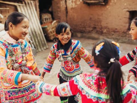 Children from China dancing